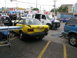 Un peatón que caminaba sobre la banqueta perdió la vida el día miércoles pasado al ser embestido por un taxi en un choque. M.  PATÑO  /