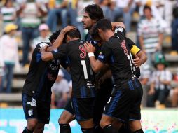 Los jugadores del Querétaro celebran una de las anotaciones en el partido. MEXSPORT  /