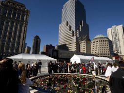 Varias personas participan en una ceremonia en honor a las víctimas del S-11 en la Zona Cero de Manhattan. EFE  /