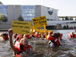 Los jóvenes activistas se manifiestan con pancartas frente a la Cancillería. REUTERS  /
