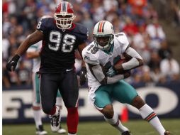 Brandon Marshall del conjunto de los Delfines (der.) pone en aprietos a los Bufalos. AP  /