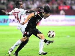 Andrés Guardado disputa un balón con un defensa del equipo sevillano. EFE  /