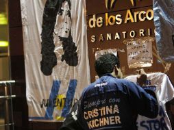 Afuera del sanatorio De Los Arcos, simpatizantes de los Kirchner colocaron mantas en apoyo al ex presidente. EFE  /