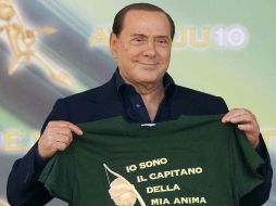 Silvio Berlusconi sostiene una playera que dice “Soy el dueño de mi alma” en la reunión del movimiento Atreju. REUTERS  /