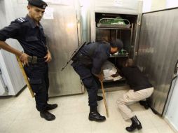 Autoridades revisan los cuerpos de las víctimas mortales de los enfrentamientos en la Franja de Gaza. REUTERS  /