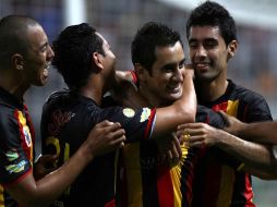 Los jugadores de Leones Negros festejando un gol. MEXSPORT  /