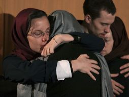 Sara Shourd abraza a su madre durante una reunión en Teherán. AP  /