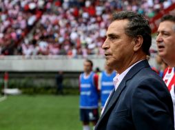 José Luis Real Técnico de Chivas (Adel.) y Jorge Vergara Dueño del Club (atra.) observan el partido de sus pupilos. MEXSPORT  /