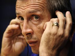 Técnico del Panathinaikos, Nikos Nioplias,  en la rueda de prensa. AP  /