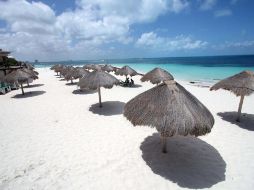 Una playa de Cancún luce vacía. Las grandes convenciones que solían organizarse en México buscan otros destinos. AFP  /