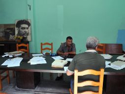 Dos trabajadores laboran en una empresa estatal, en La Habana. EFE  /