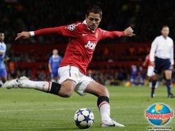 El 'Chicharito' Hernández en un intento a gol en el partido. AP  /