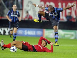 El delantero camerunés del Inter de Milán, Samuel Eto'o (der), pelea por el control del balón con Roberto Rosales, del FC Twente. EFE  /