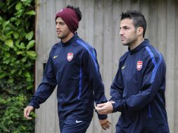 El mexicano Carlos Vela (Iz) en el entrenamiento del Arsenal. AP  /