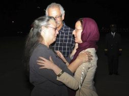 Sarah Shourd (derecha) abraza a su madre luego de ser liberada en Irán. REUTERS  /