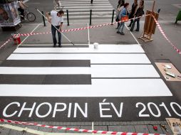 Un hombre pinta un teclado de piano con la inscripción ''Año Chopin 2010''. EFE  /