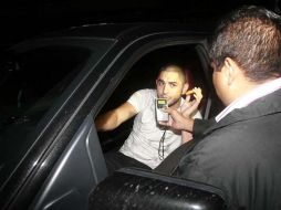 Aspecto de la aplicación del alcoholímetro a un conductor. Entre ayer y hoy, en tres volantas se aplicaron 22 pruebas. E. PACHECO  /