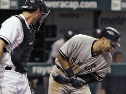 Derek Jeter (izq) se queja del supuesto pelotazo. AP  /