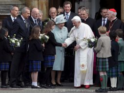 La reina Isabel II recibe a Benedicto XVI en Edimburgo. La visita del Papa al Reino Unido terminará el domingo. EFE  /