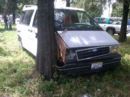Camioneta participante en la colisión, estrellada en el arbolado del camellón de la carretera a Chapala. O. RUVALCABA  /