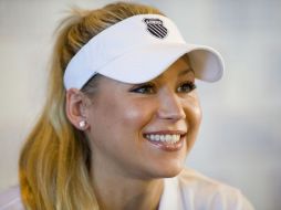 La sesión fotográfica muestra a la modelo en un bikini blanco. KOURNIKOVA.COM  /