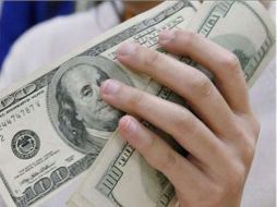 La divisa estadounidense cayó un 1.5 por ciento esta semana. ARCHIVO  /