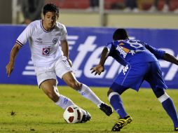 El jugador Alejandro Vela (Iz) del equipo Cruz Azul de México disputa el balón con Nahil Carroll (Der) del club Árabe Unido. EFE  /