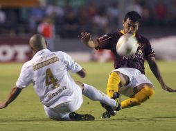 Dario Veron (4) y Gustavo Cabral luchan por la pelota. JAMMEDIA  /