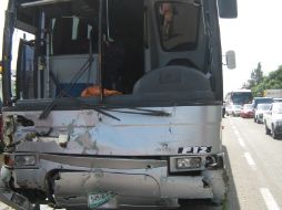 Así quedó el camión de pasajeros tras el impacto. O. RUVALCABA  /