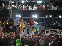Inconformes se manifiestan contra la visita de Benedicto XVI frente a la Abadía de Westminster, en Londres. AP  /