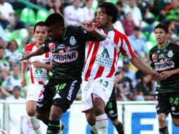 Daniel Ludueña (Iz)  pelea una pelota ante Necaxa. MEXSPORT  /