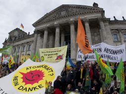 Miles de manifestantes exigieron a la canciller de Alemania, Angela Merkel, el cierre de las centrales nucleares. AP  /