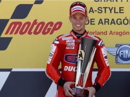 El australiano Casey Stoner sube a lo más alto del podio y gana el Gran Premio de Aragón en Moto GP. REUTERS  /