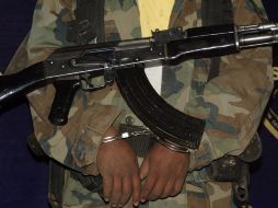 A los dos hombres les fueron decomisados dos rifles AK-47. ARCHIVO  /