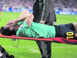 Messi es retirado del estadio en camilla, tras sufrir una lesión en el tobillo derecho. EFE  /