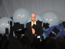 El primer ministro, Frederik Reinfeldt le habla a sus simpatizantes tras declararse ganador, en Estocolmo. EFE  /