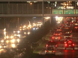 Largas filas de automóviles se pudieron ver en el final del puente del Bicentenario de la Independencia. S. NÚÑEZ  /