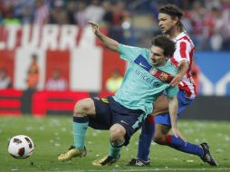 Foto de acción de la llegada de Tomas Ujfalusi hacia Messi lo que provocó una lesión al argentino. AP  /