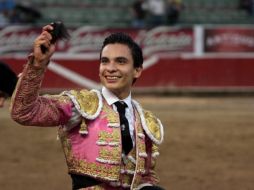 El torero Carlos Rodríguez festejando su victoria. NOTIMEX  /