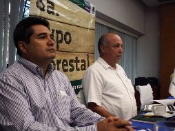 Enrique Orozco Mares (izq) y Juán Carlos Piña Tinajero hablan sobre los objetivos de la Expo Nacional Forestal. A. HINOJOSA  /