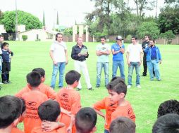Reynoso, el maestro de ceremonia, Patricio Araujo, Omar Esparza y Jonny Magallón, durante la presentación de la Fundación HR. ESPECIAL  /