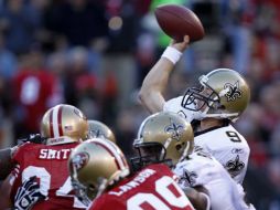 Drew Brees (9), mariscal de campo de Nueva Orleans, completó 28 de 38 pases para 254 yardas con dos envíos de ‘‘touchdown’’. REUTERS  /