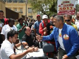 El ex futbolista brasileño Romario saluda a sus simpatizantes durante un acto de su campaña. EFE  /