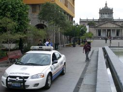 Policias municipales haciendo rondín sobre Plaza Tapatía. E. PACHECO  /