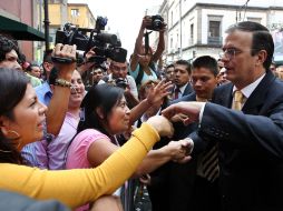 El mandatario capitalino saluda a simpatizantes tras rendir su IV Informe de Gobierno. NTX  /