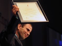 El mexicano Alejandro Cossío, recibió su reconocimiento por su trabajo México en el punto de quiebre. AP  /