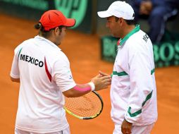 Jorge Lozano (der.) empieza a armar la estrategia para vencer a Canadá. MEXSPORT  /