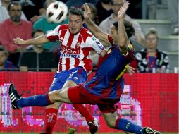 Gabriel Milito jugando en el encuentro ante el Sporting. EFE  /