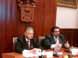 Aspecto de la rueda de prensa de la UdeG, con la presencia del rector Marco Antonio Cortés Guardado (der.). R. ZAPATA  /