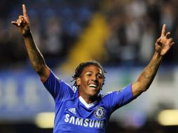 El jugador del Chelsea Patrick van Aanholt festejando su gol. AFP  /